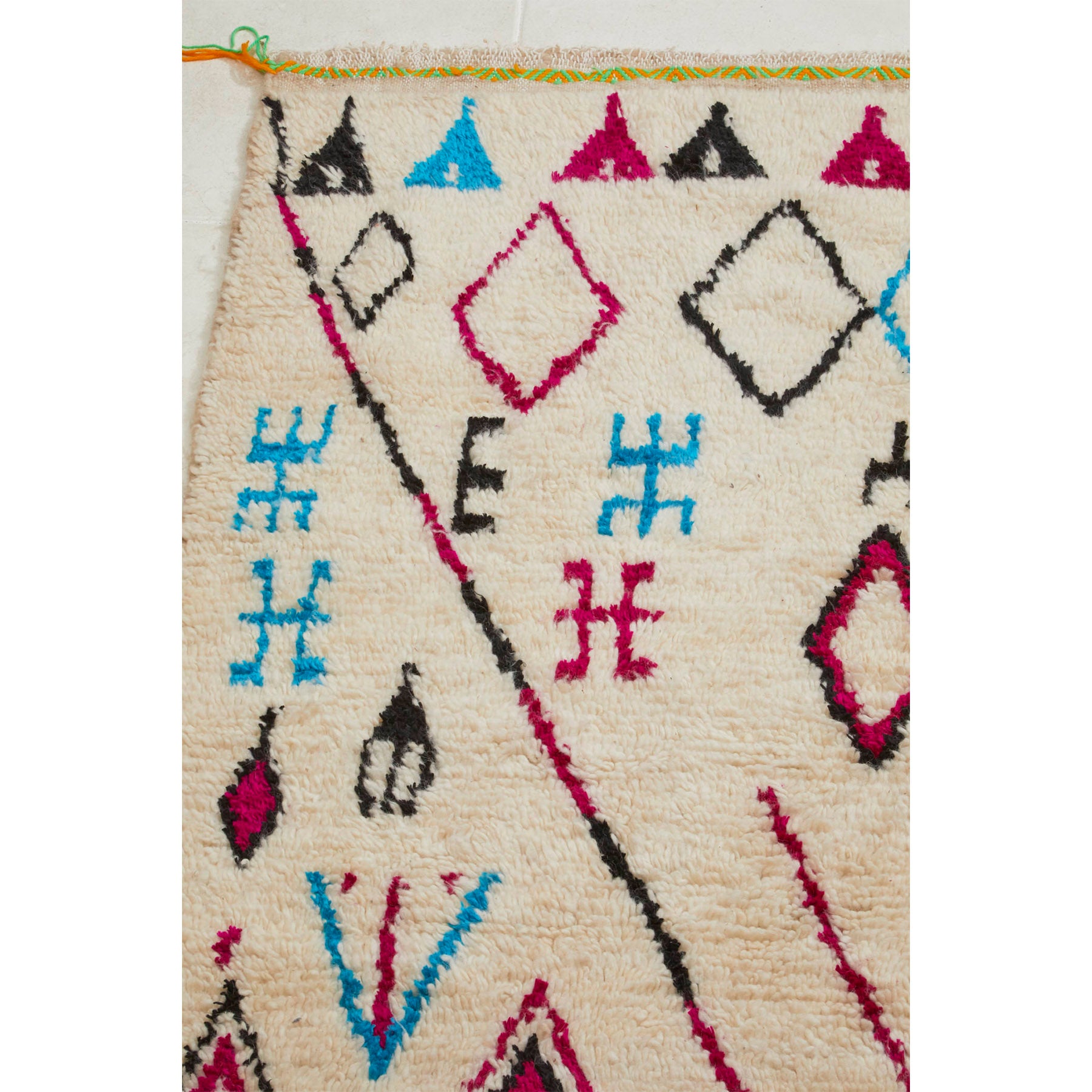 White modern Moroccan Azilal rug with tribal motifs - Kantara | Moroccan Rugs