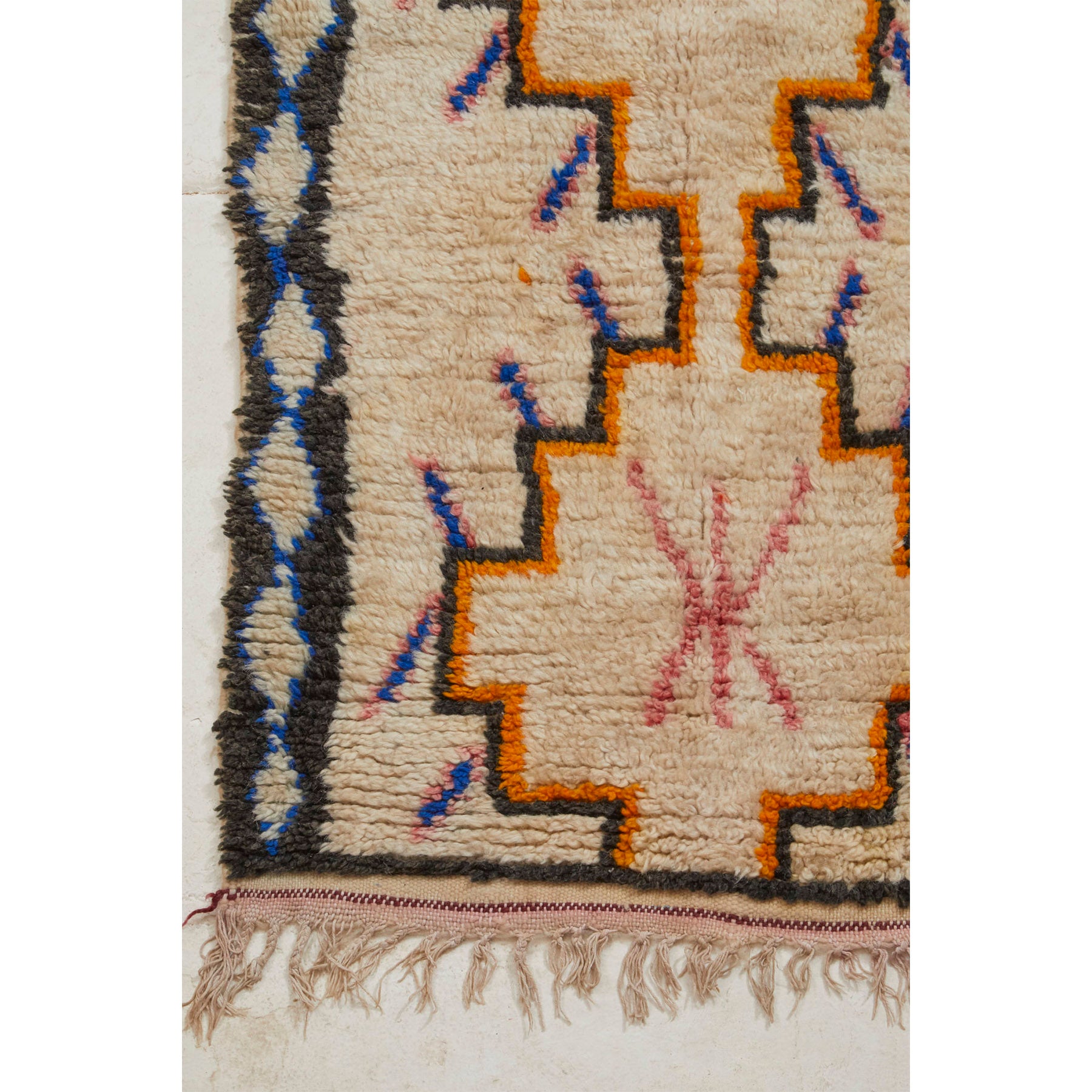 Vintage geometric Moroccan Azilal throw rug - Kantara | Moroccan Rugs