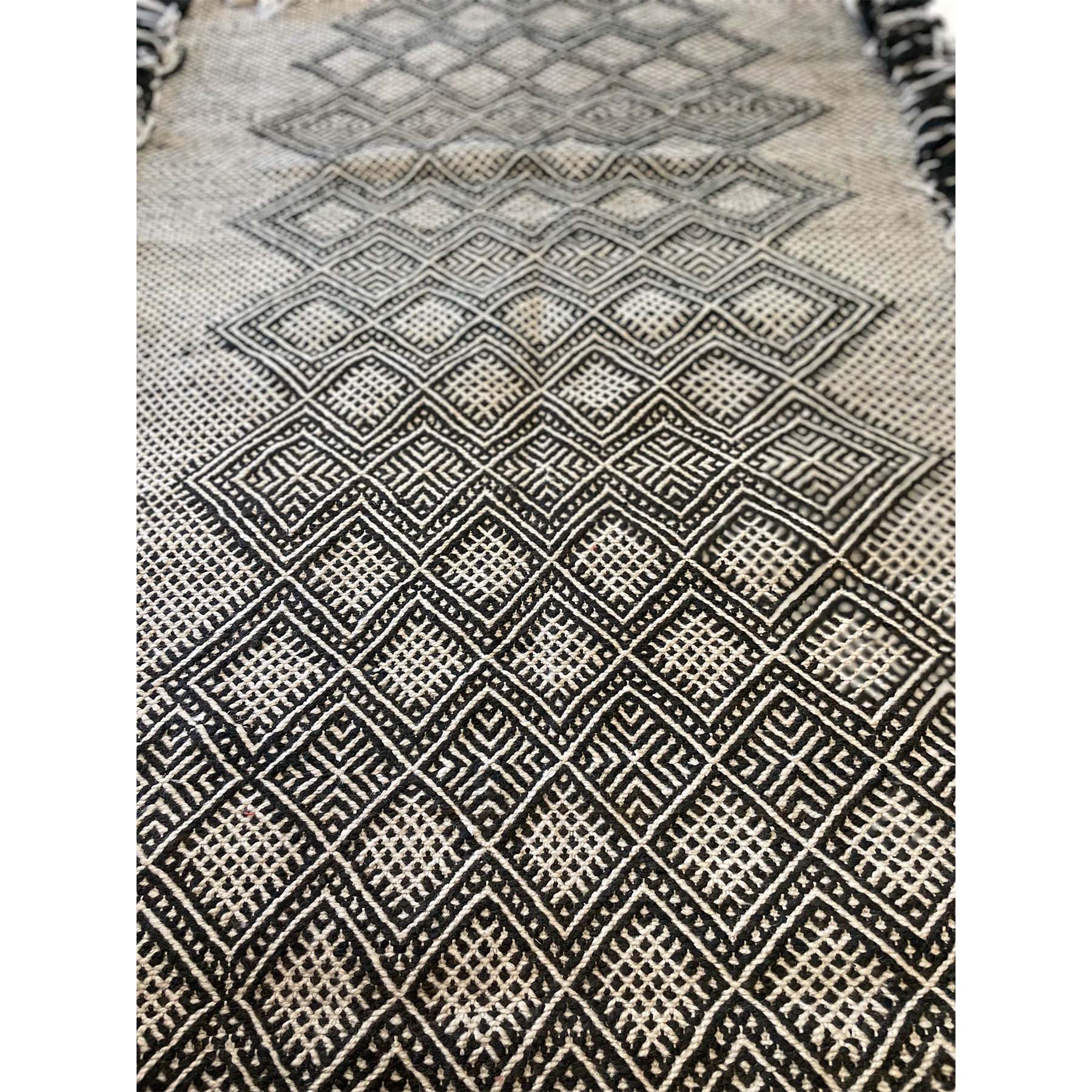 Black and white Moroccan Zanafi throw rug - Kantara | Moroccan Rugs