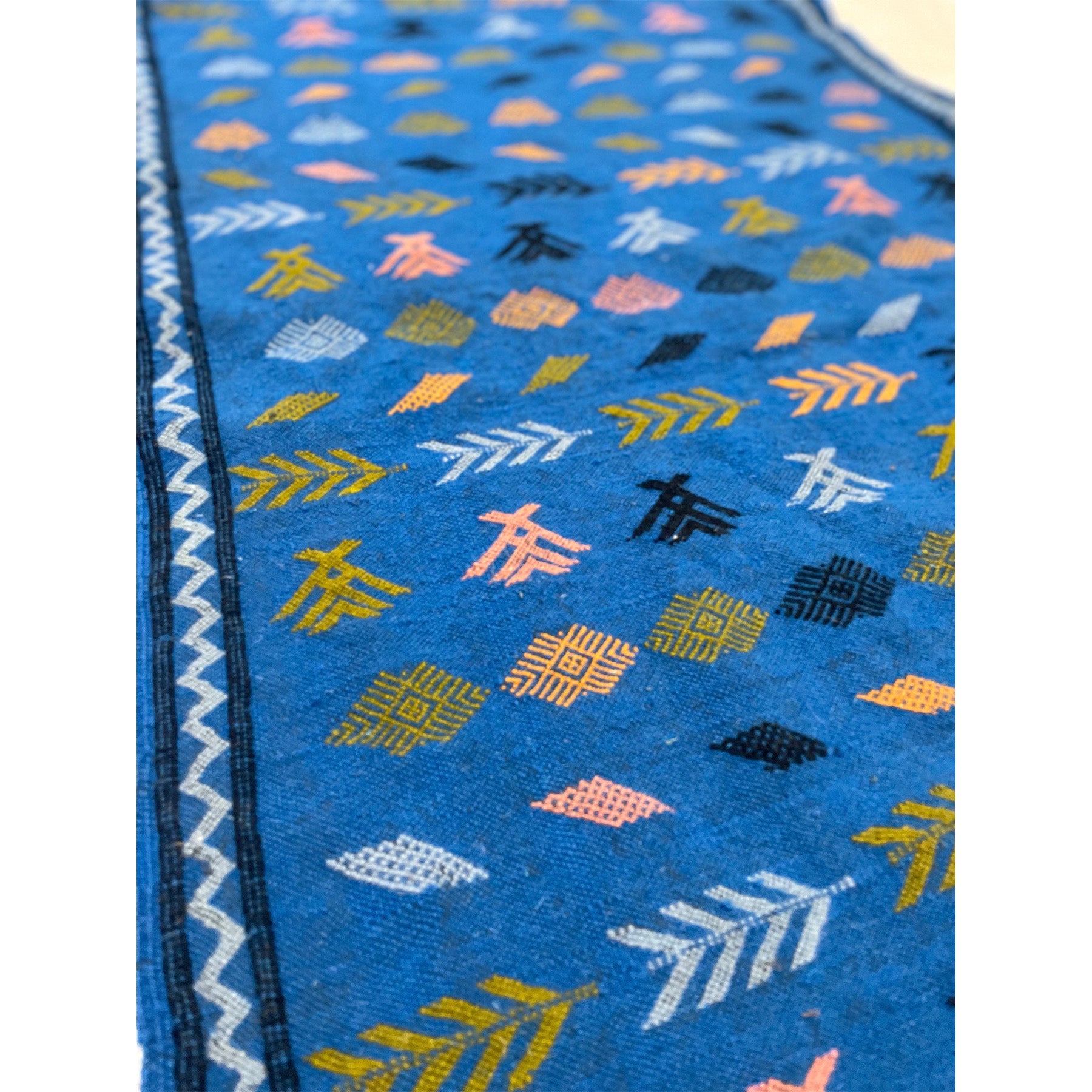 Tribal Moroccan runner rug with geometric motifs - Kantara | Moroccan Rugs