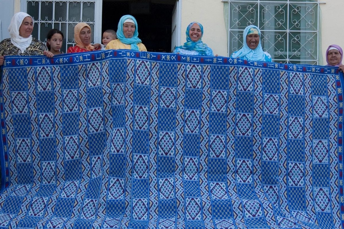 Learn how to custom design a Moroccan rug with Kantara's artisans