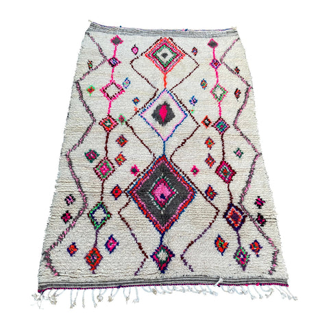 White low pile Ourika style Moroccan rug with bright pink details