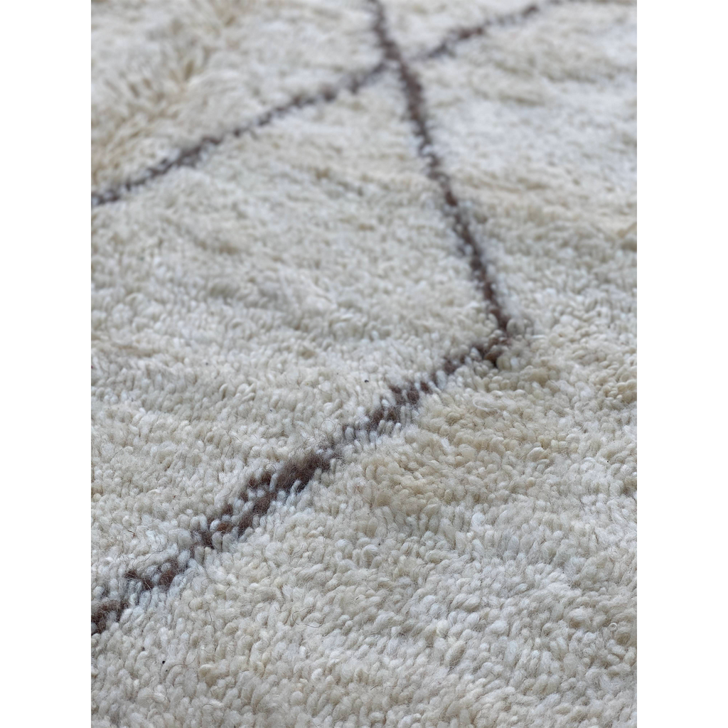 Neutral Moroccan Beni Ourain featuring diamond pattern  - Kantara | Moroccan Rugs