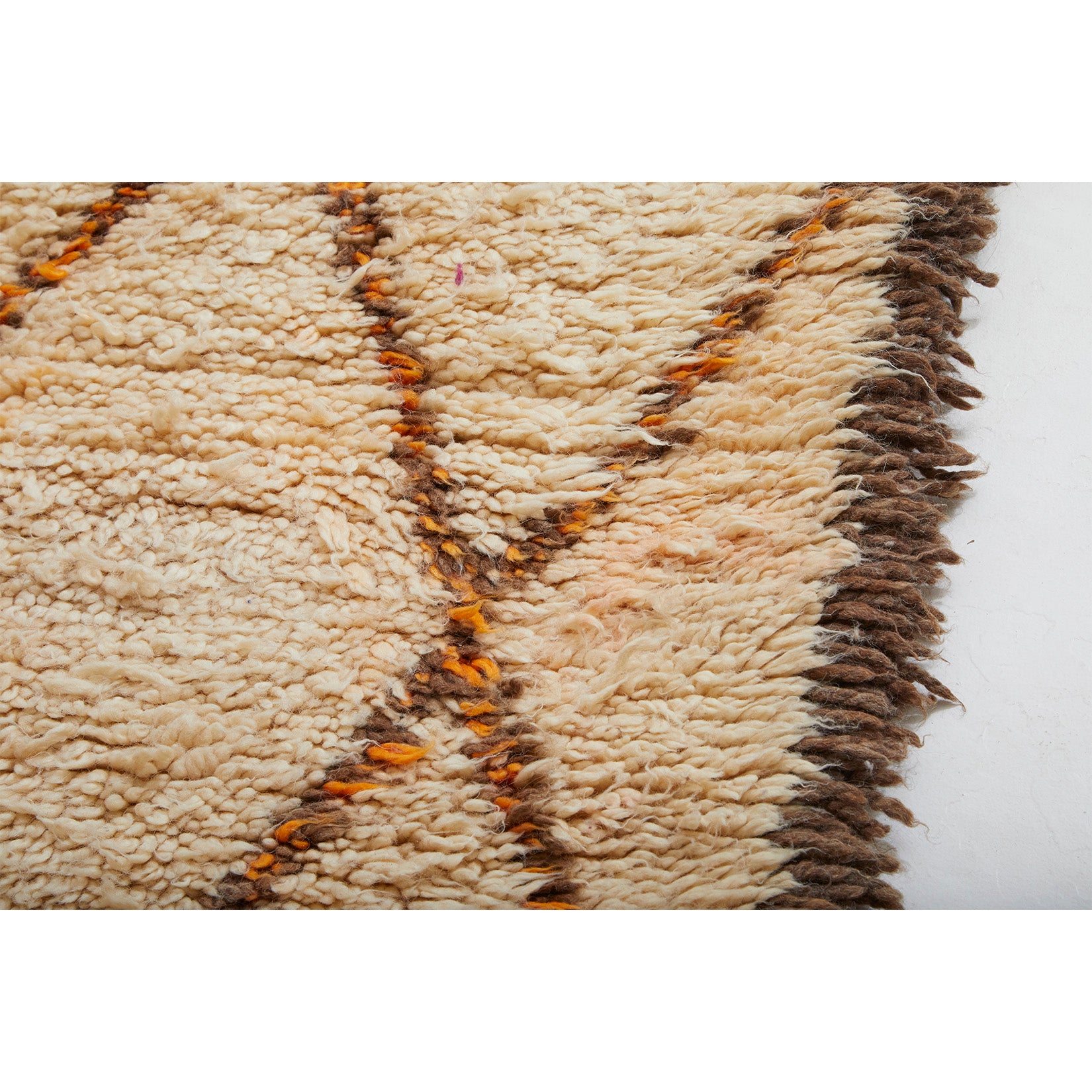 Detail of large ivory-colored Moroccan berber rug in beni ourain style - Kantara | Moroccan Rugs