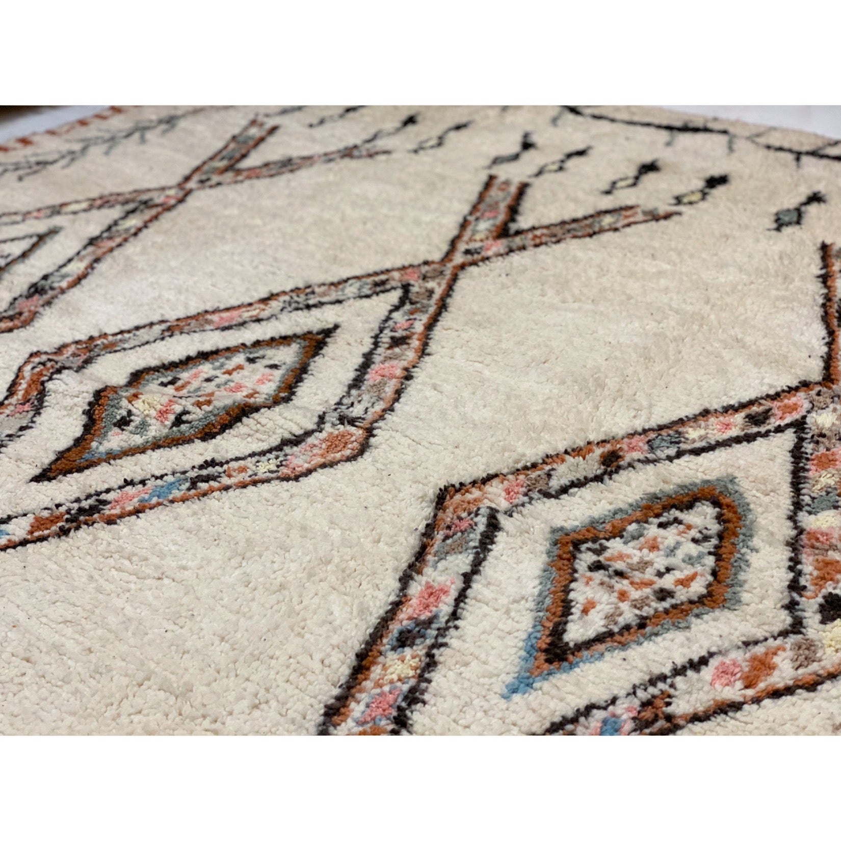 Authentic azilal Moroccan living room rug - Kantara | Moroccan Rugs