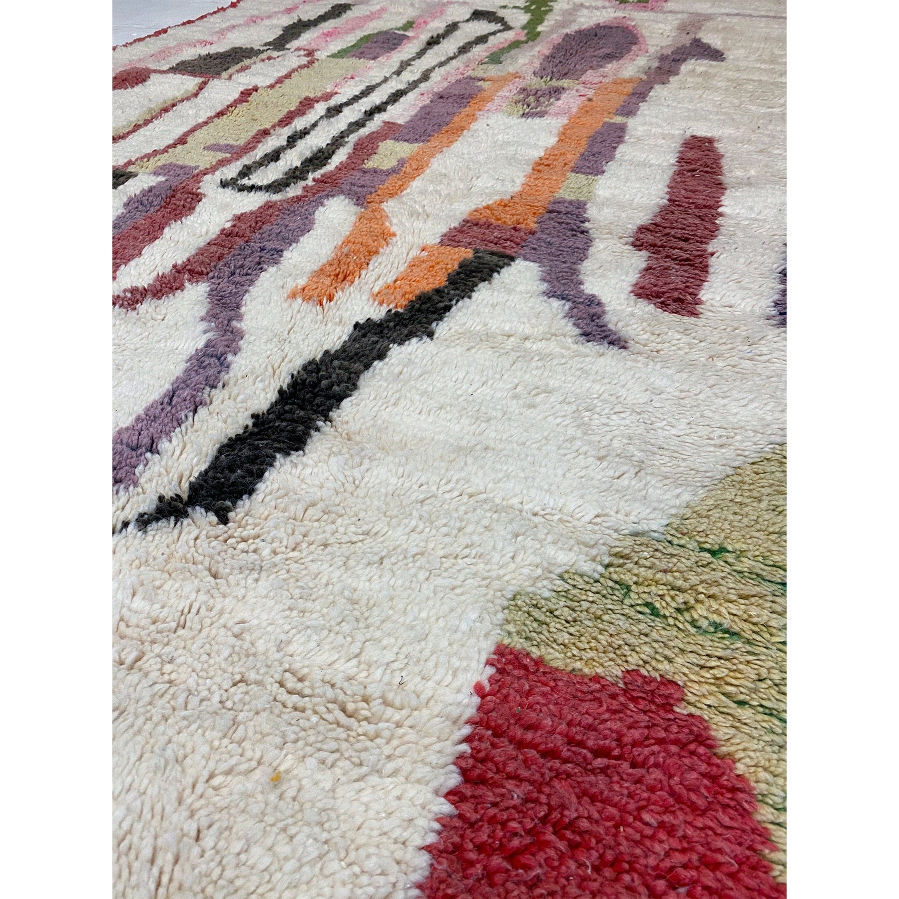 White berber carpet with colorful details - Kantara | Moroccan Rugs