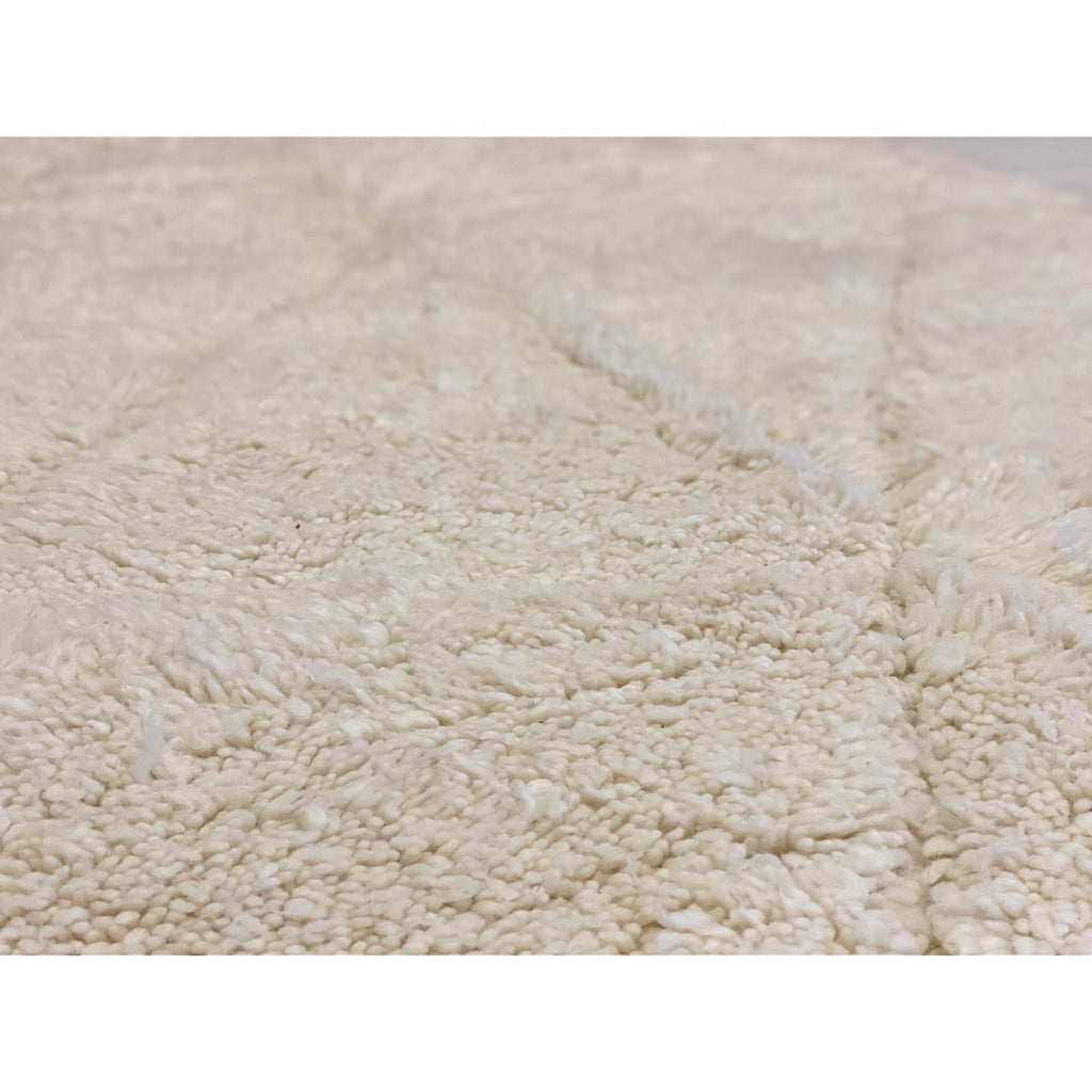 Contemporary minimalist off white medium sized Moroccan rug - Kantara | Moroccan Rugs