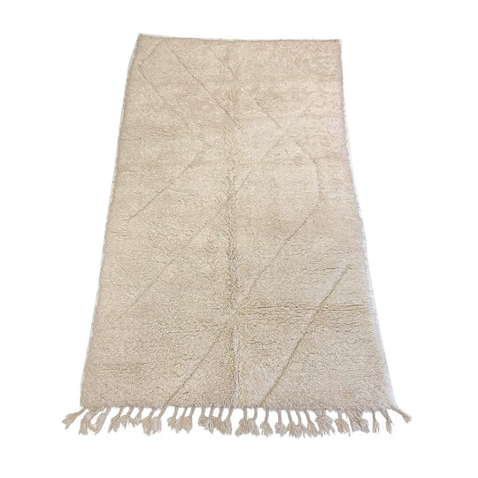 Mid century modern cream-colored Moroccan bedside rug - Kantara | Moroccan Rugs