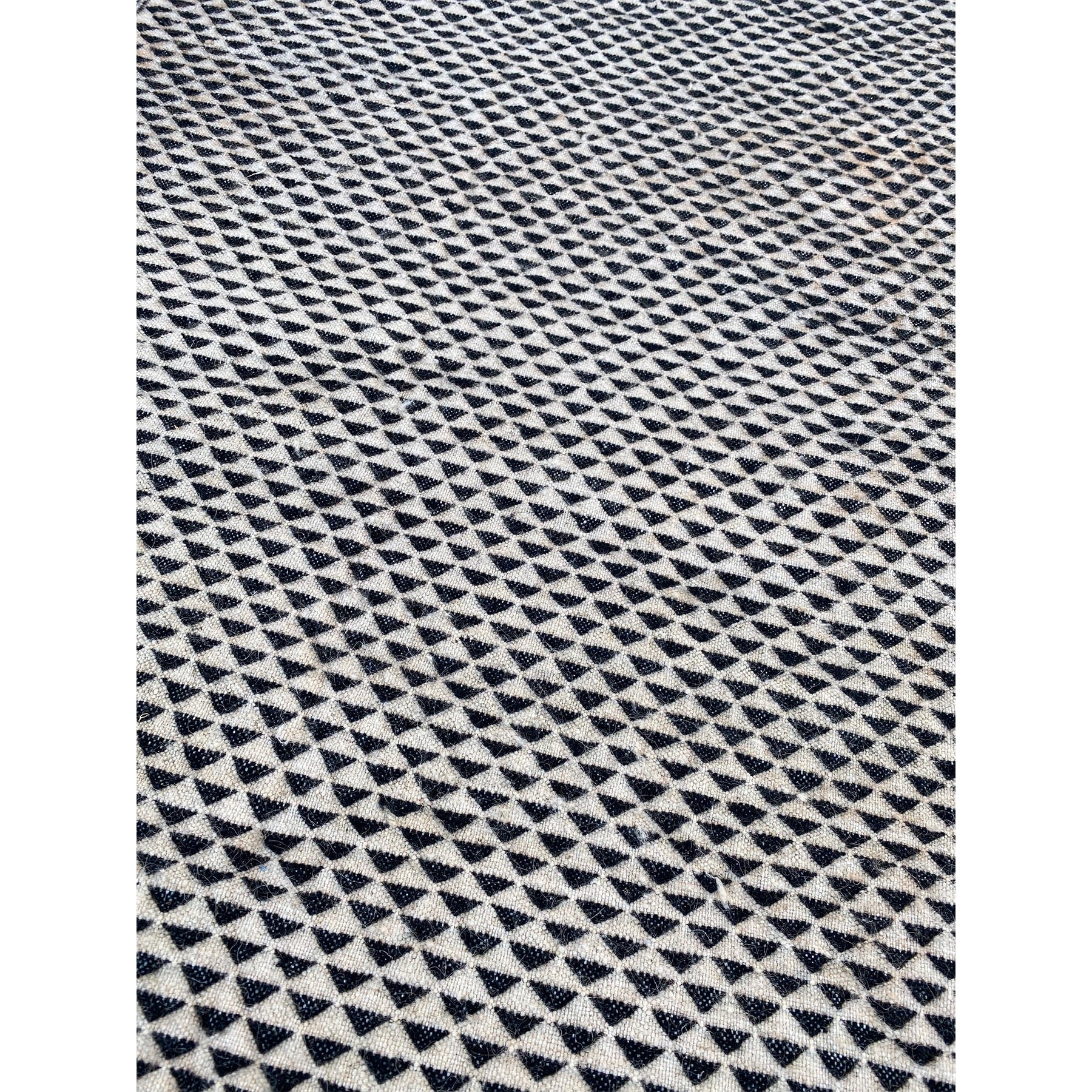 White and black flatweave kilim with geometric triangle pattern - Kantara | Moroccan Rugs