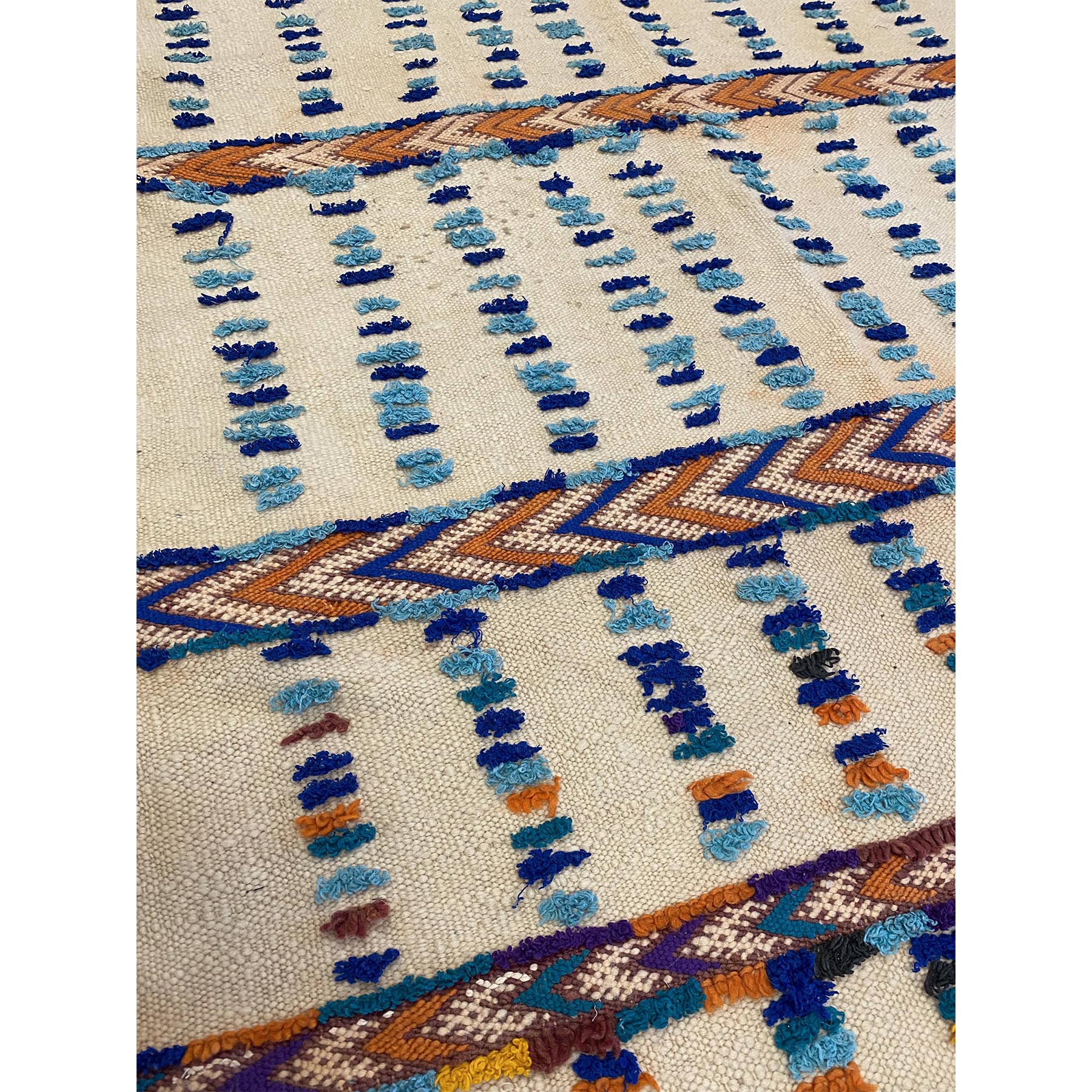 Cream-colored Moroccan berber flatweave kilim with tufted details - Kantara | Moroccan Rugs