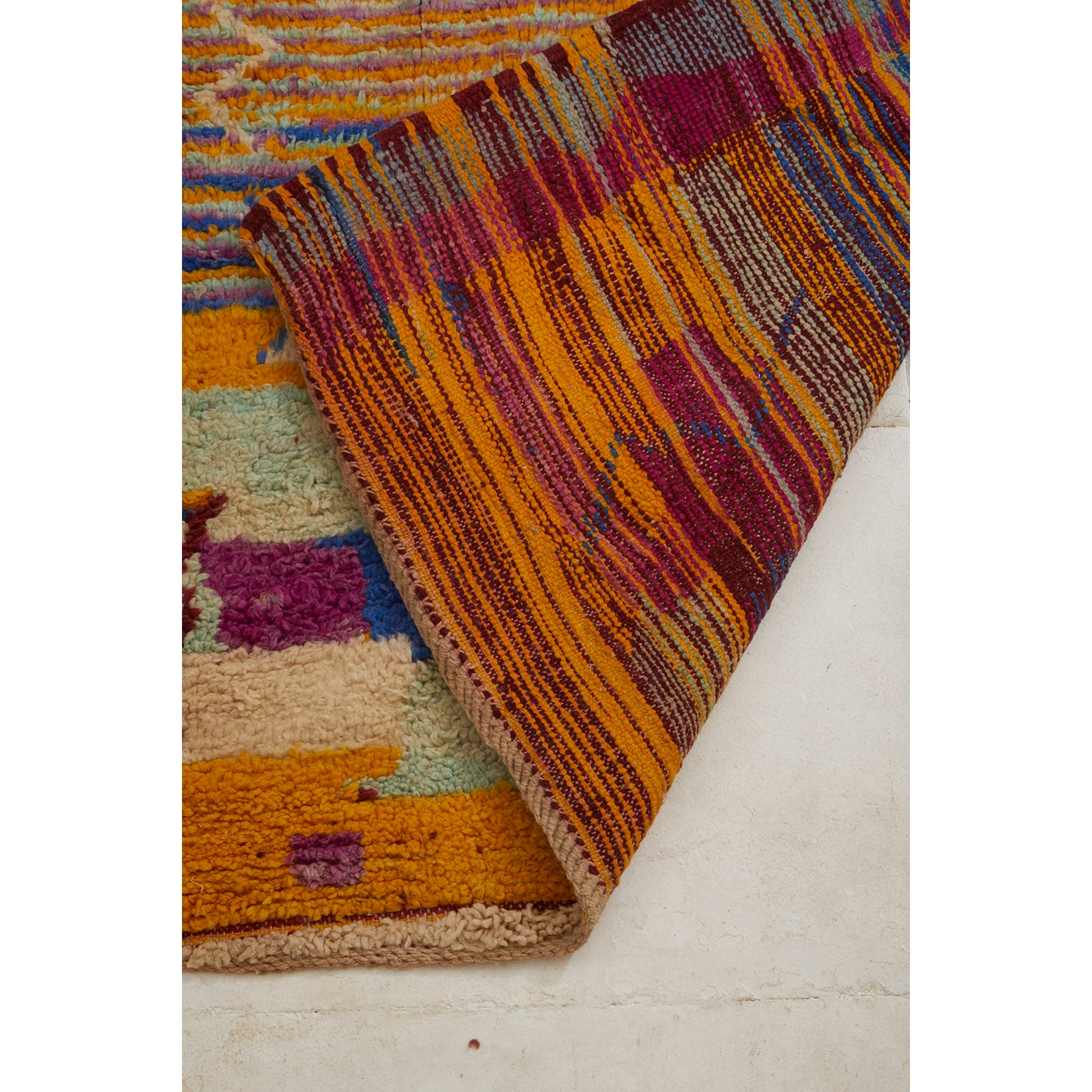 Abstract Boujaad berber carpet with colorful details - Kantara | Moroccan Rugs