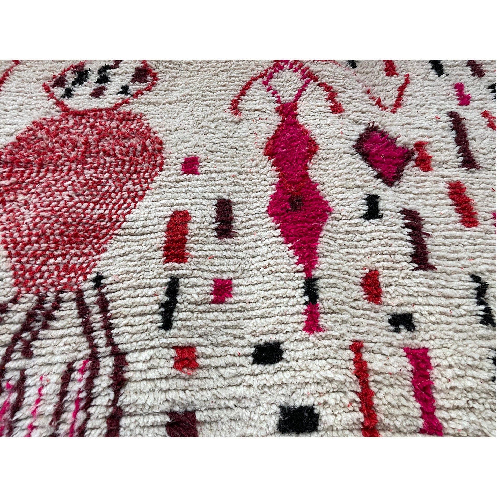 Cream colored vintage Moroccan rug with pink and red pattern - Kantara | Moroccan Rugs