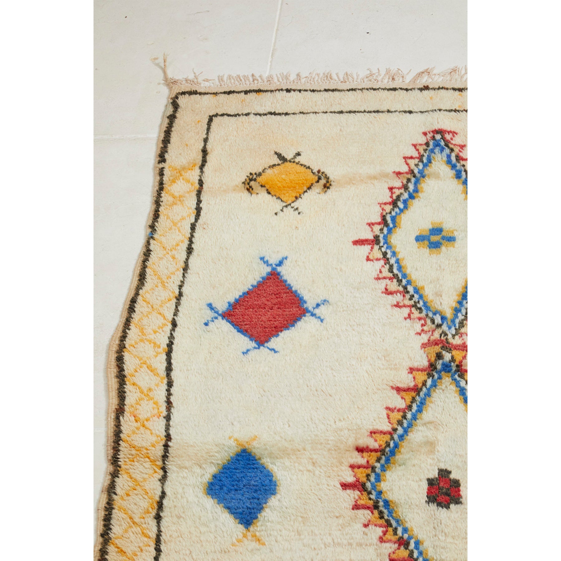 Vintage white Moroccan bedroom rug with colorful details - Kantara | Moroccan Rugs