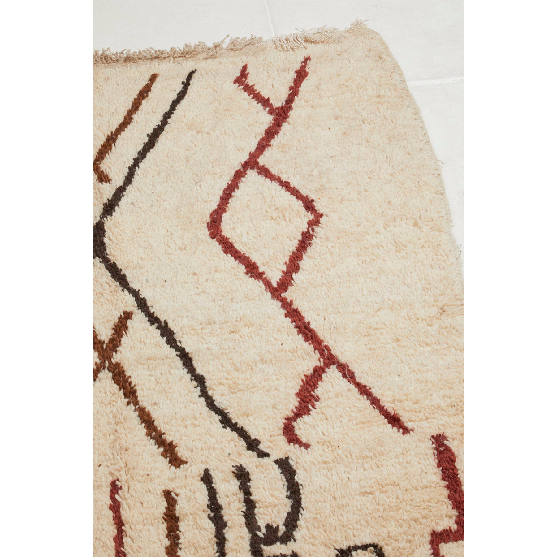 Neutral colored Moroccan berber carpet with intricate line work - Kantara | Moroccan Rugs