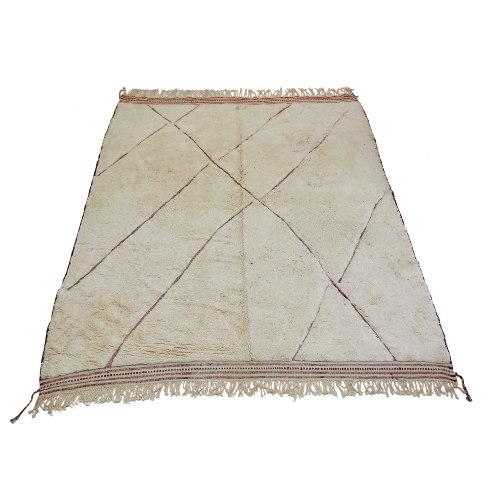 White oversized Moroccan rug with maroon details - Kantara | Moroccan Rugs
