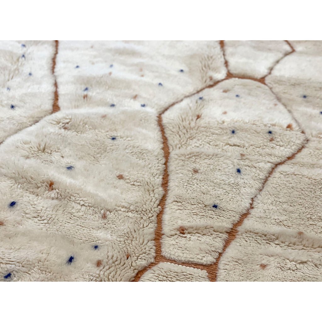 Abstract Moroccan berber carpet with inlaid linework - Kantara | Moroccan Rugs