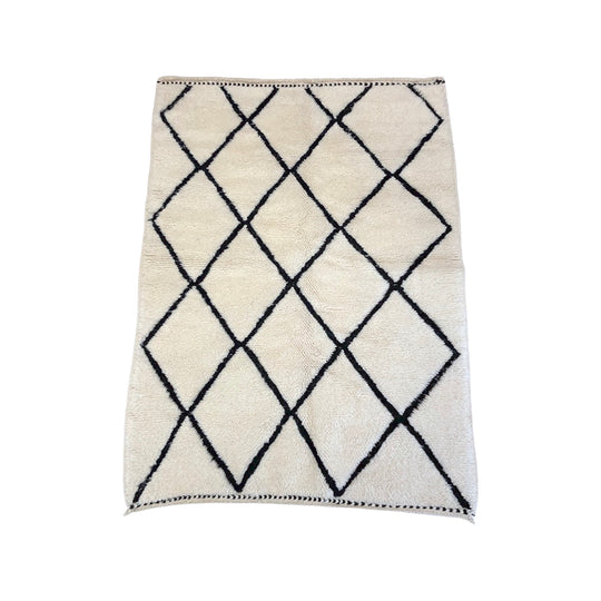 Handwoven Moroccan throw rug with diamond pattern - Kantara | Moroccan Rugs