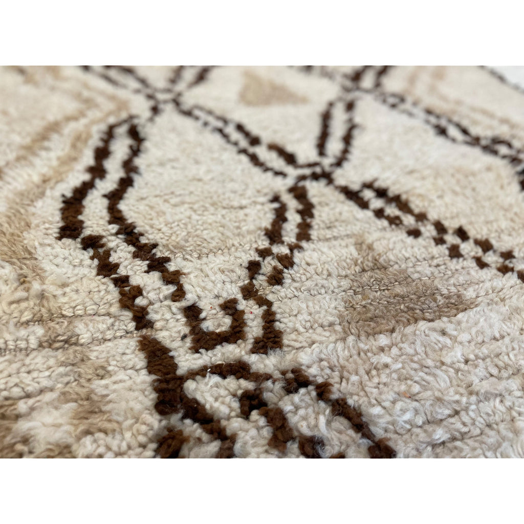 Vintage mid century Azilal style Moroccan rug in neutral colors - Kantara | Moroccan Rugs