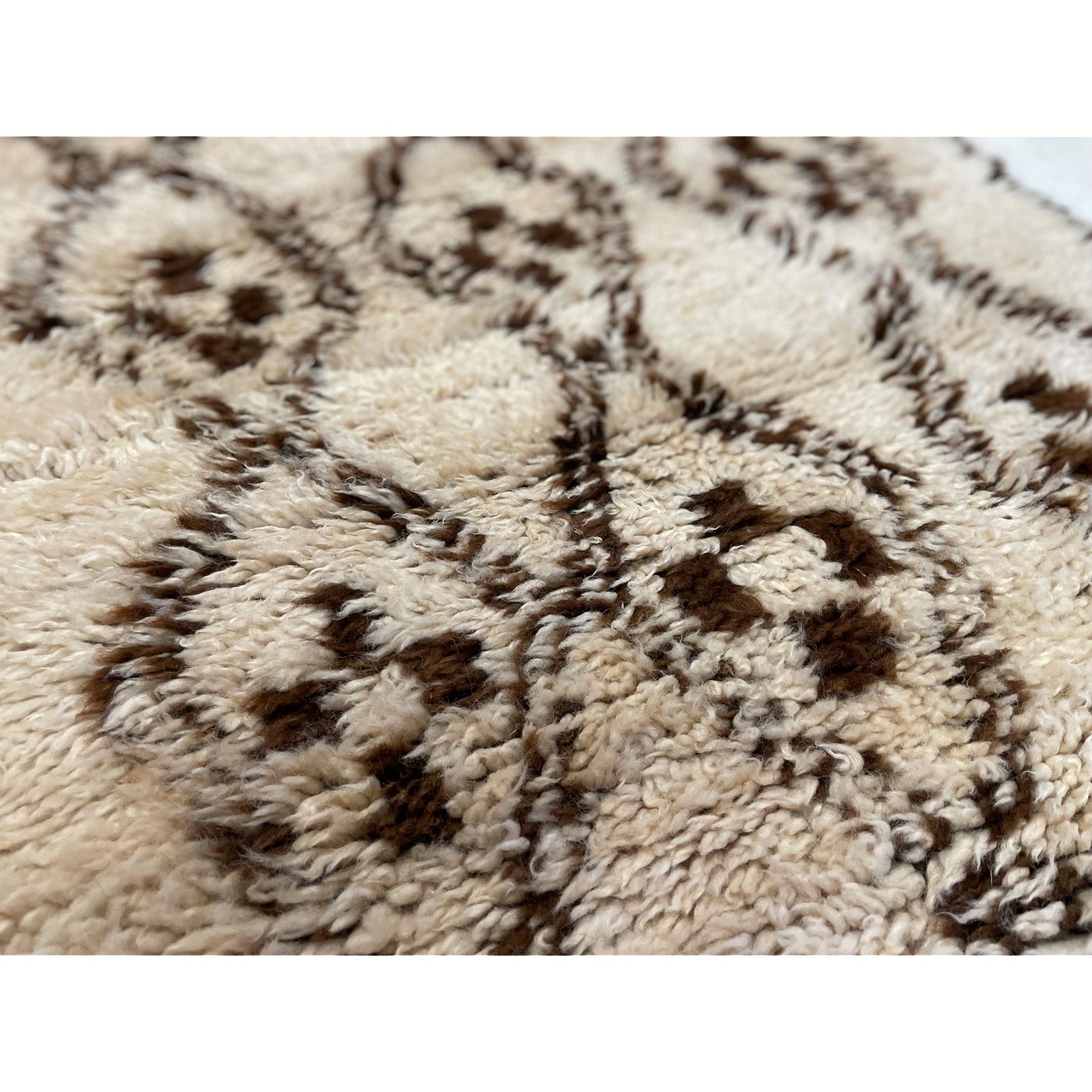 Plush handwoven vintage Moroccan runner in white and brown - Kantara | Moroccan Rugs