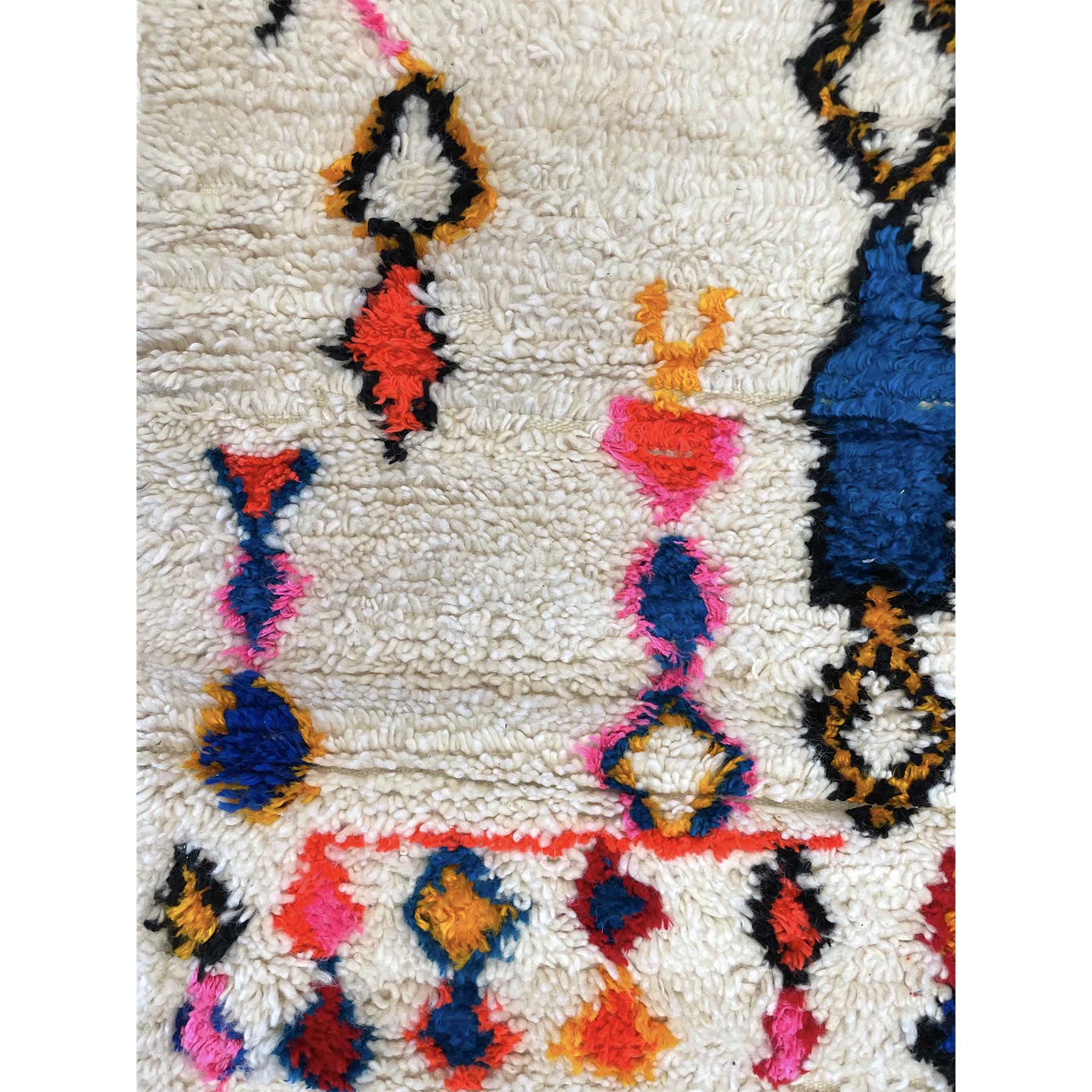 Plush handwoven white Moroccan Azilal throw rug - Kantara | Moroccan Rugs