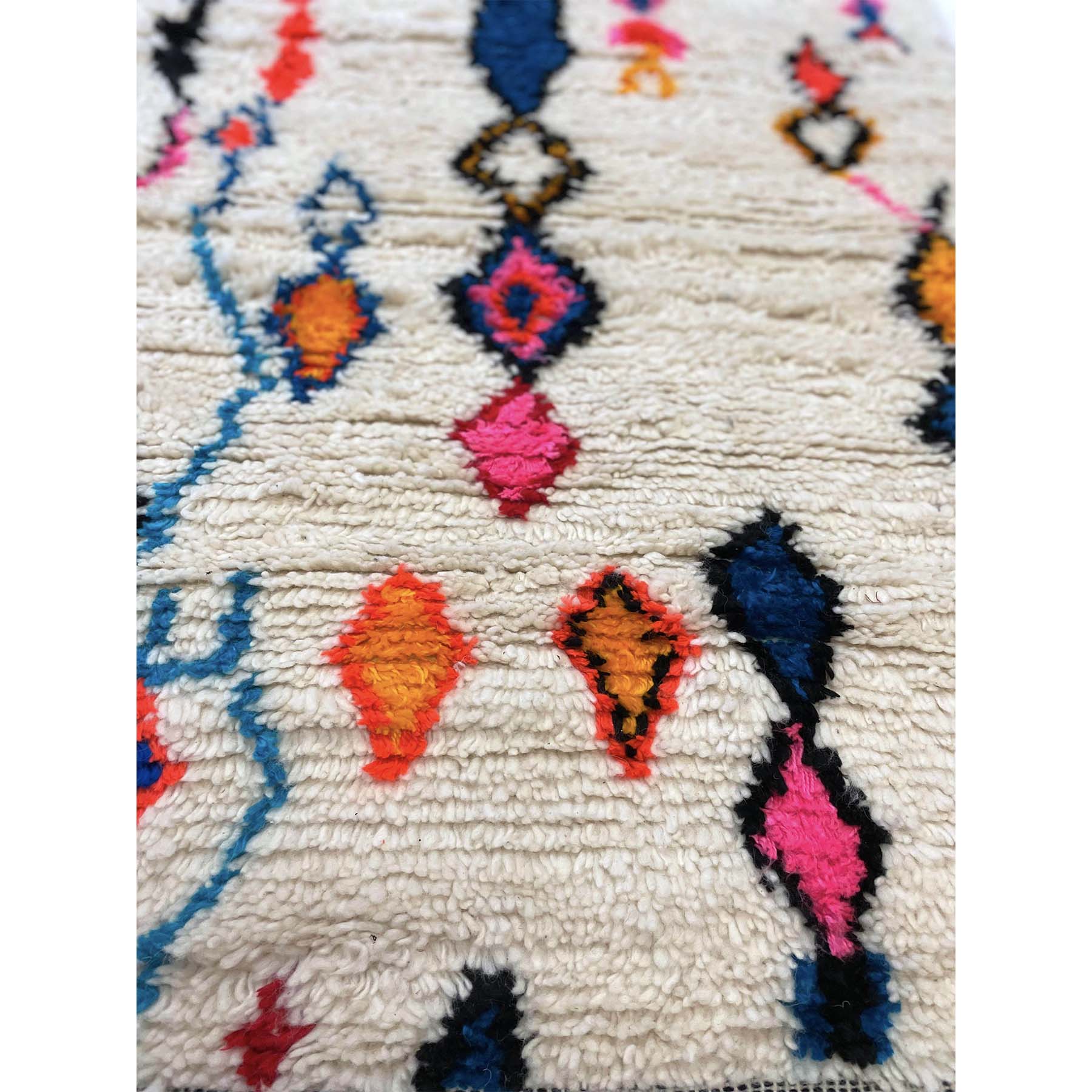 Abstract Moroccan Azilal rug with diamond motifs - Kantara | Moroccan Rugs
