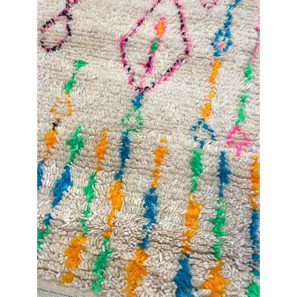 Contemporary white Azilal style Moroccan bedroom rug - Kantara | Moroccan Rugs