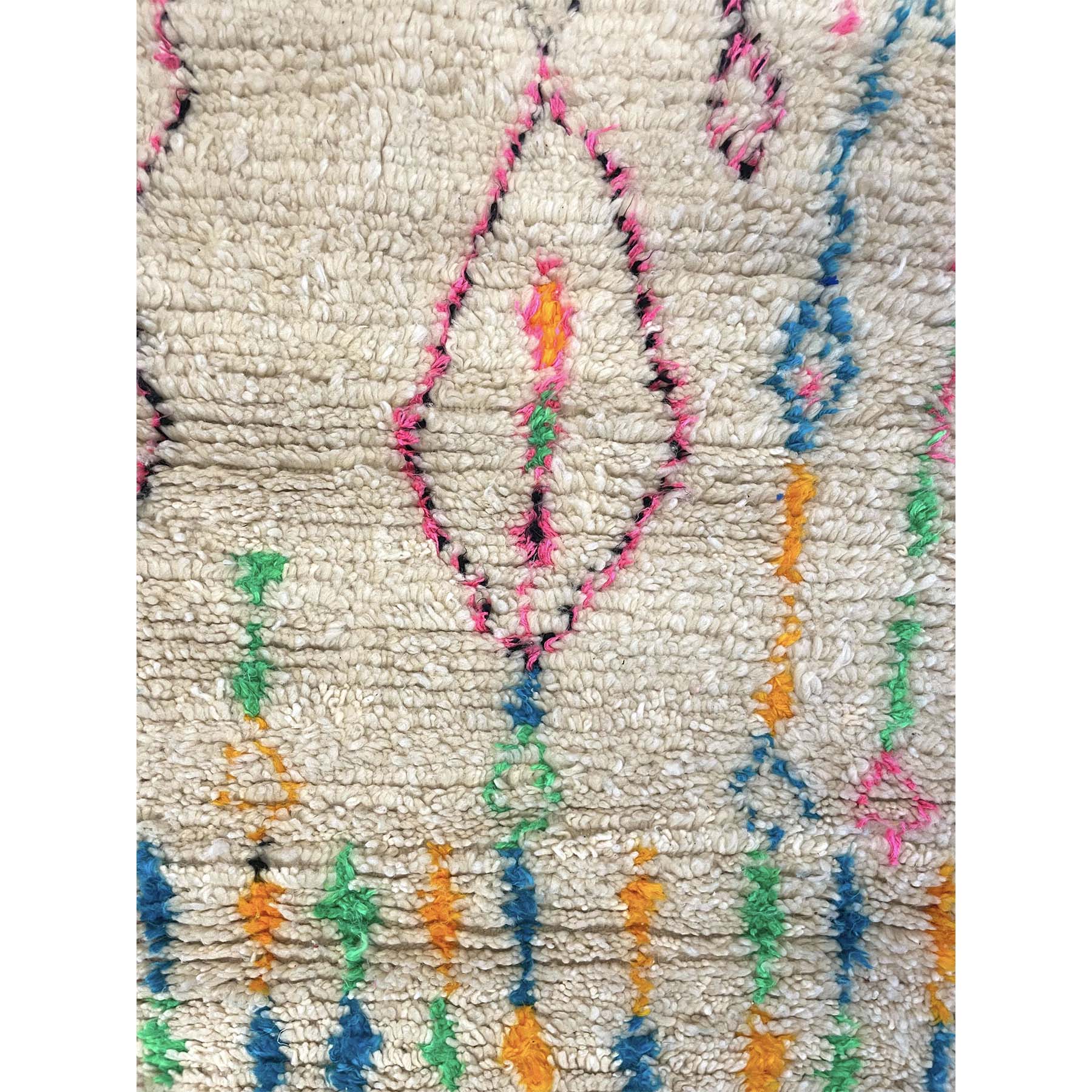 White hand knotted Moroccan Azilal throw rug - Kantara | Moroccan Rugs