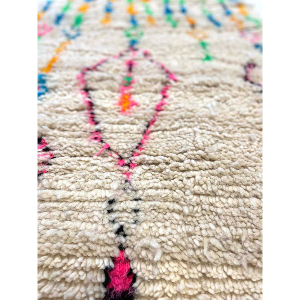 Cream colored Moroccan Azilal throw rug with neon details - Kantara | Moroccan Rugs