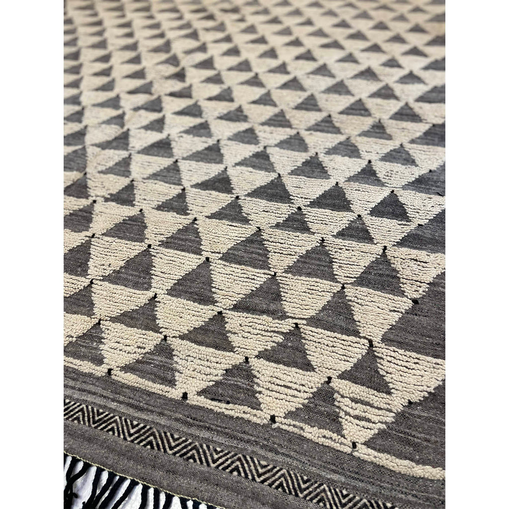 Contemporary Moroccan area rug in gray and white - Kantara | Moroccan Rugs