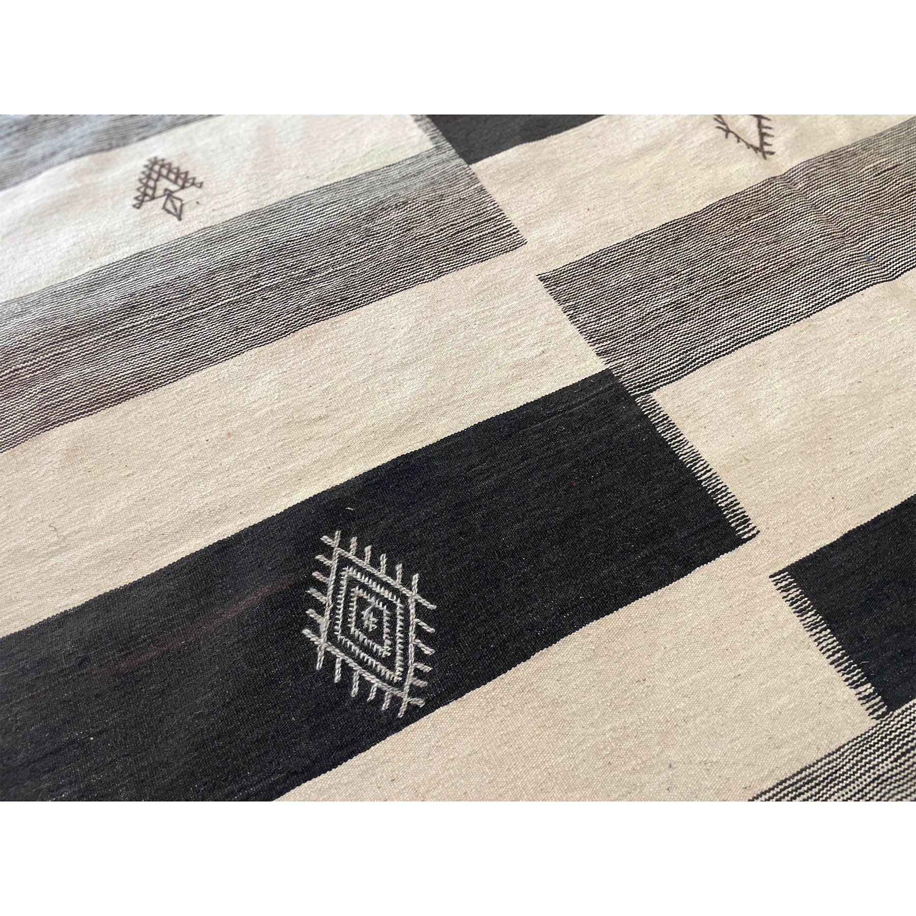 Moroccan flatweave area rug in grey and white - Kantara | Moroccan Rugs