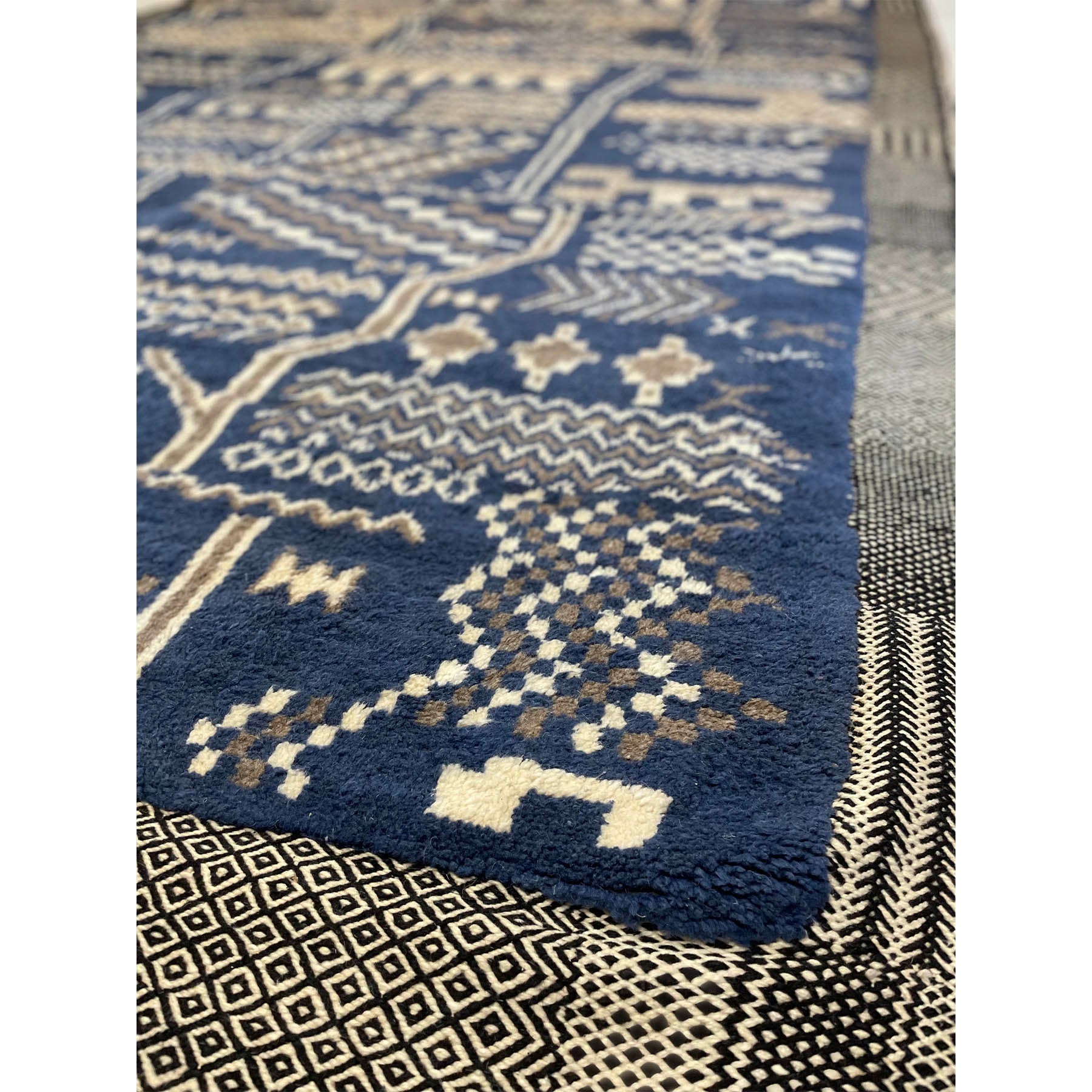 Contemporary high atlas Moroccan rug in blue and white - Kantara | Moroccan Rugs