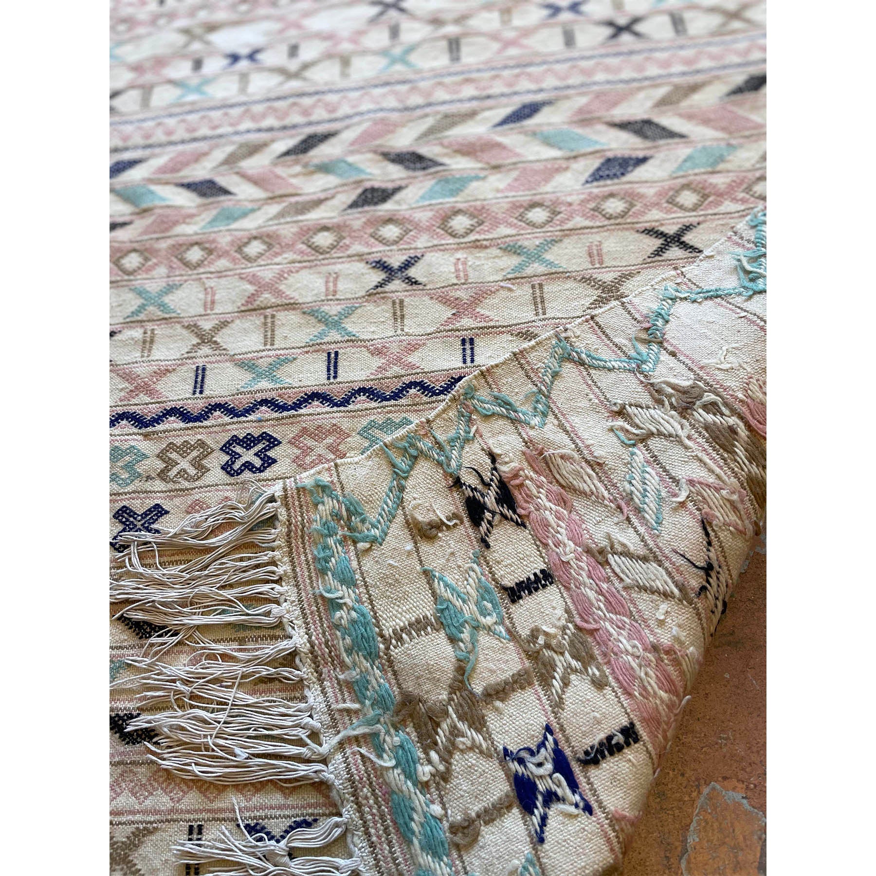 Vintage Moroccan flatwoven kids' room rug - Kantara | Moroccan Rugs