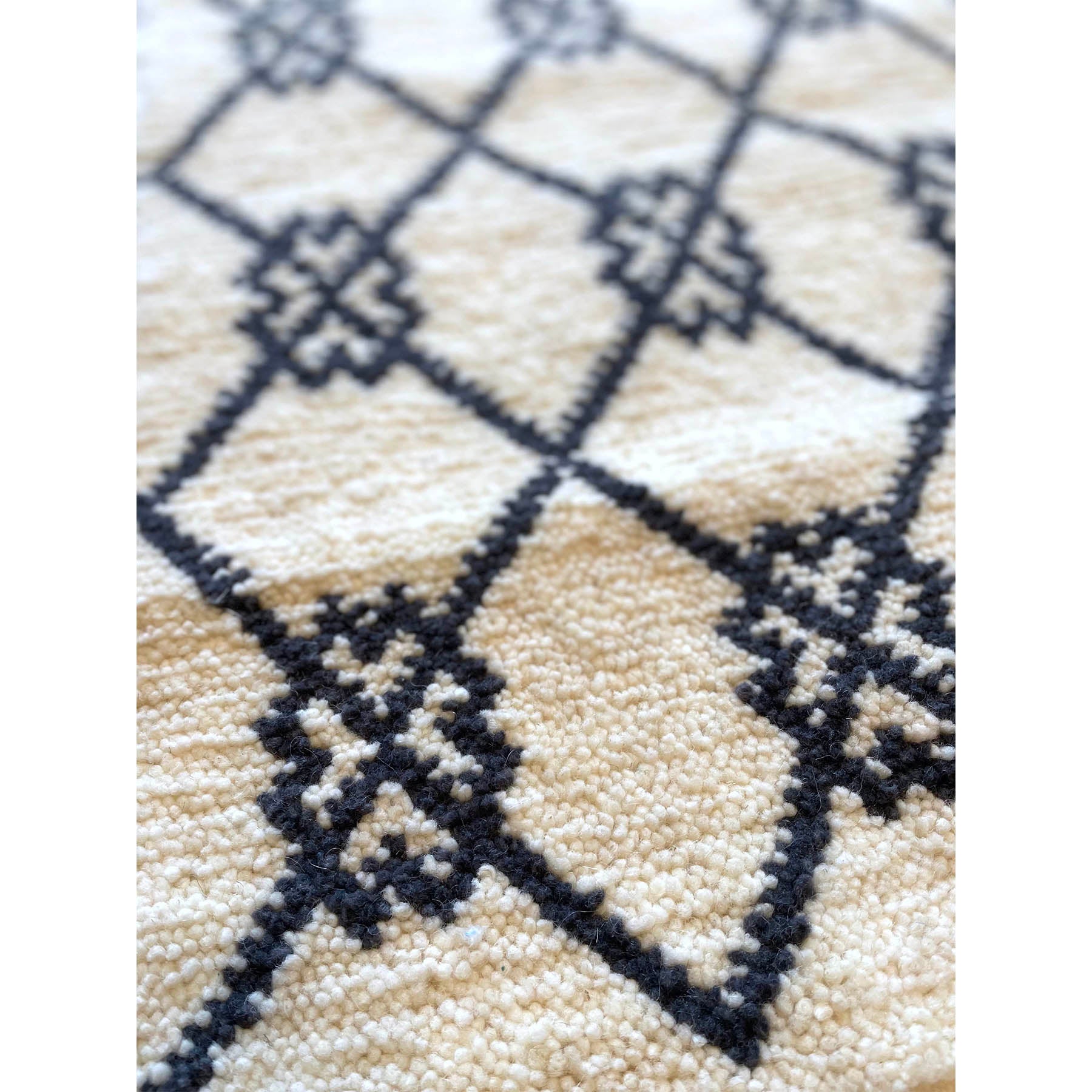 Handwoven wool Moroccan throw rug with diamond pattern - Kantara | Moroccan Rugs