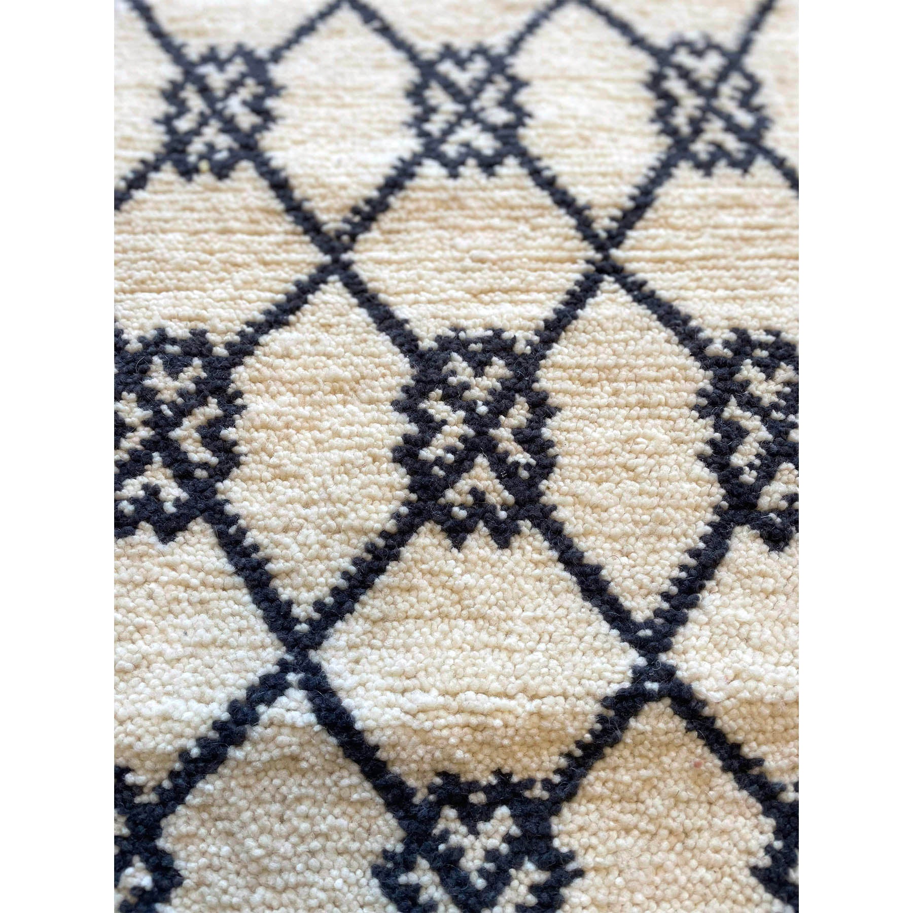 Handwoven middle atlas Moroccan trellis throw rug - Kantara | Moroccan Rugs