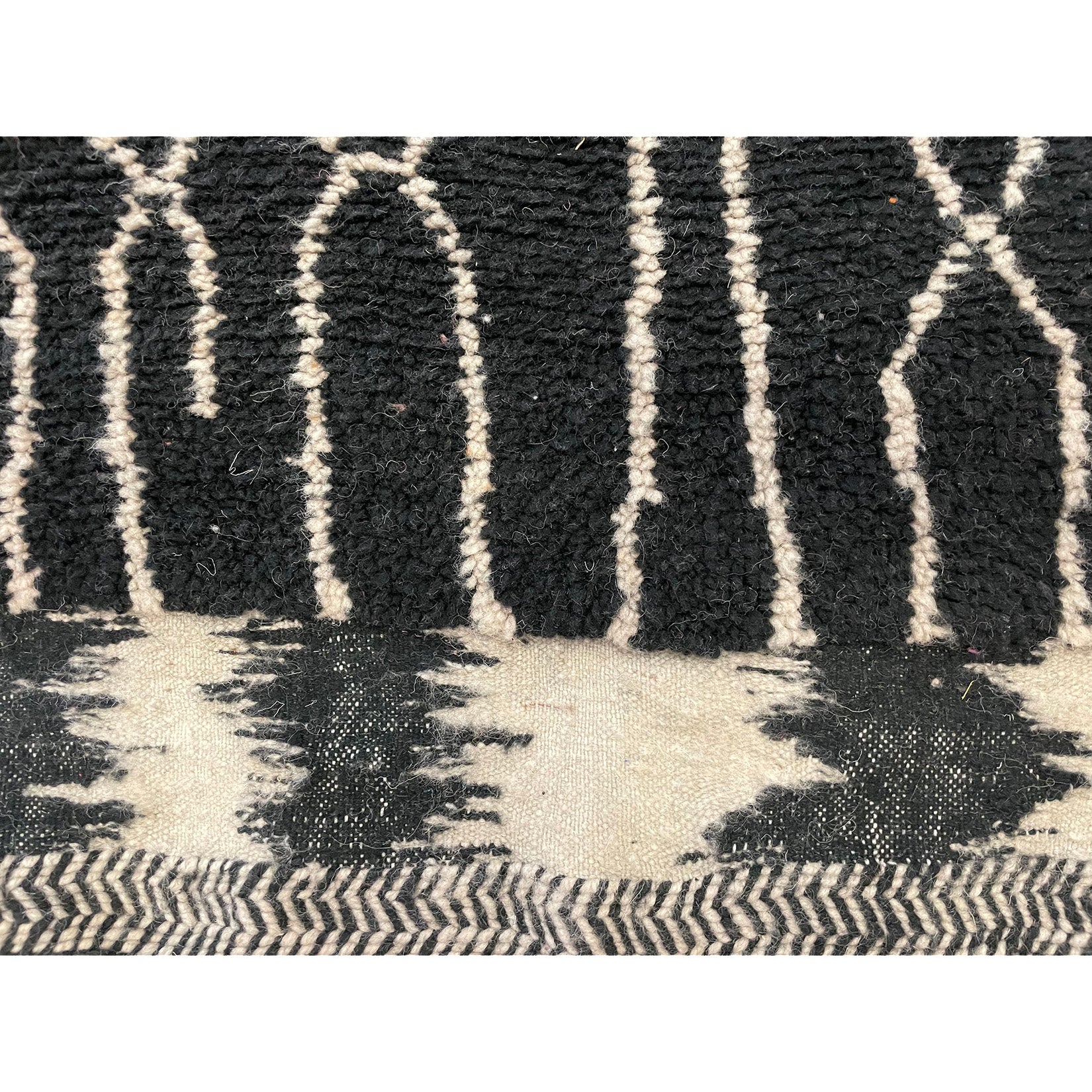 Elegant black and white medium sized Moroccan rug - Kantara | Moroccan Rugs